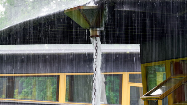 Using Rain Chains with Canales and Scuppers
