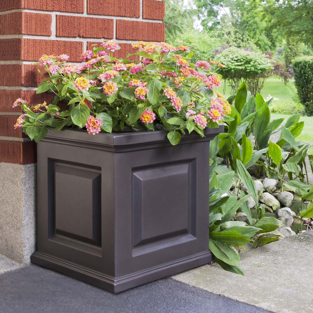 16 square plastic planter Mayne Nantucket 16" x 16" x 16" Black Planter
