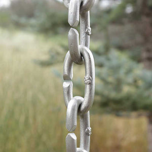 Cast Oval Links Rain Chain in Aluminum close up of links